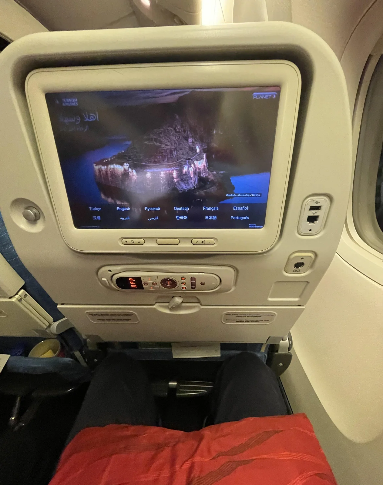 Экран в спинке кресла эконом-класса Boeing 777-300ER Turkish Airlines