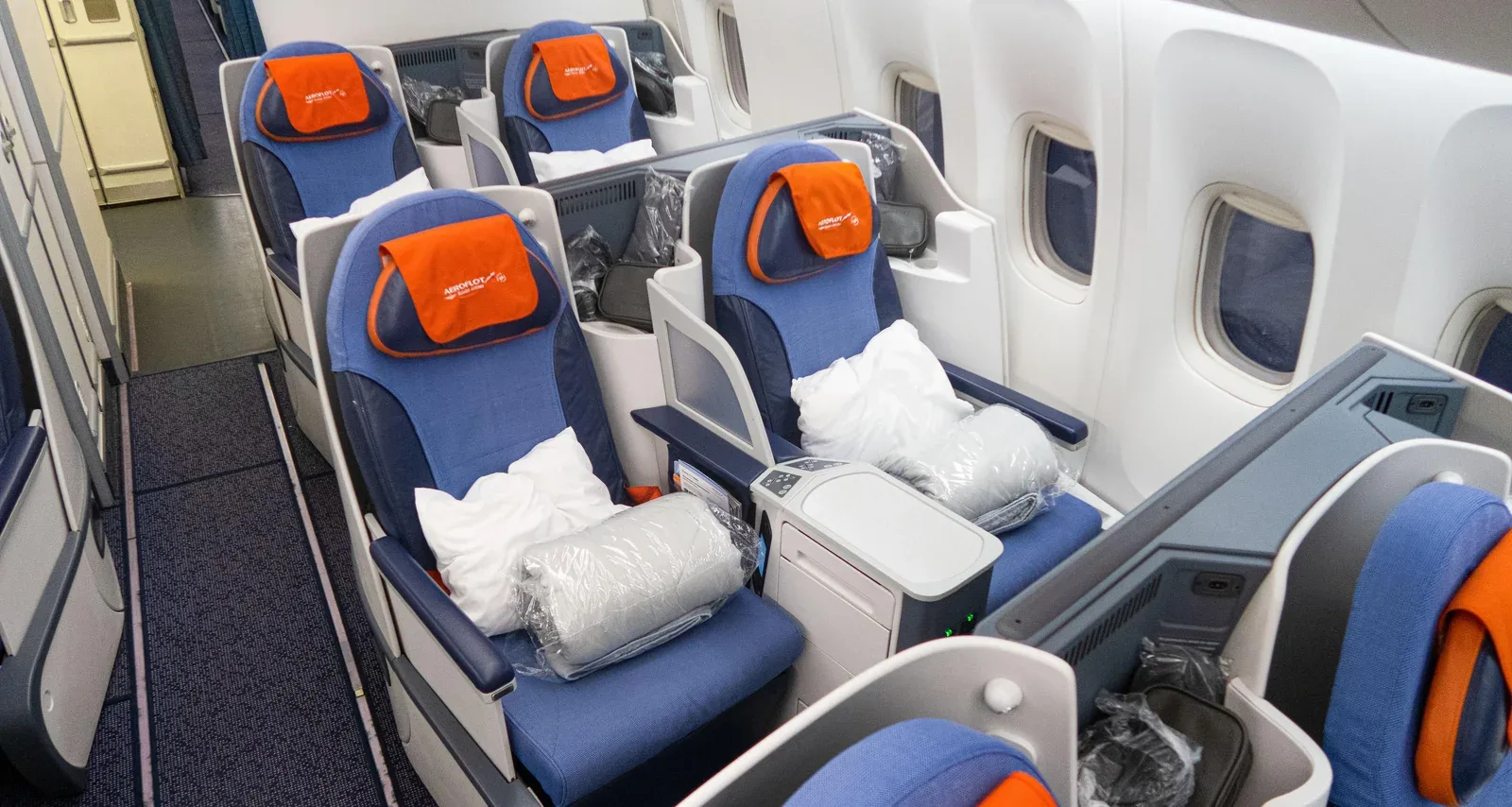 Кресла бизнес-класса Boeing 777-300ER Аэрофлот крупным планом