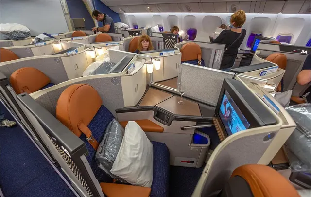 Салон бизнес-класса 1-2-1 Boeing 777-300ER Аэрофлот во время посадки пассажиров