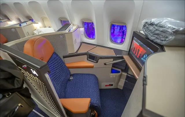 Кресло у окна в бизнес-классе 1-2-1 Boeing 777-300ER Аэрофлот, экран и тумба
