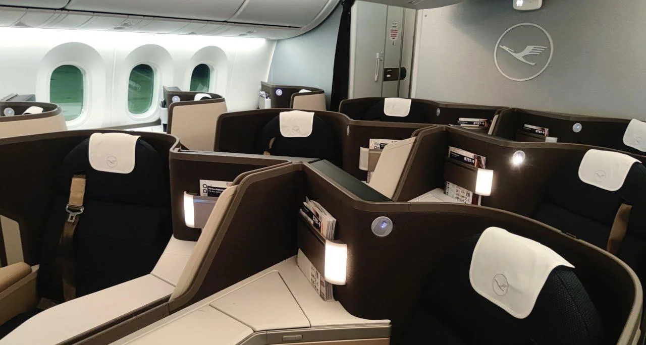 Кресло бизнес-класса «Аллегрис» в Boeing 787-9 Lufthansa