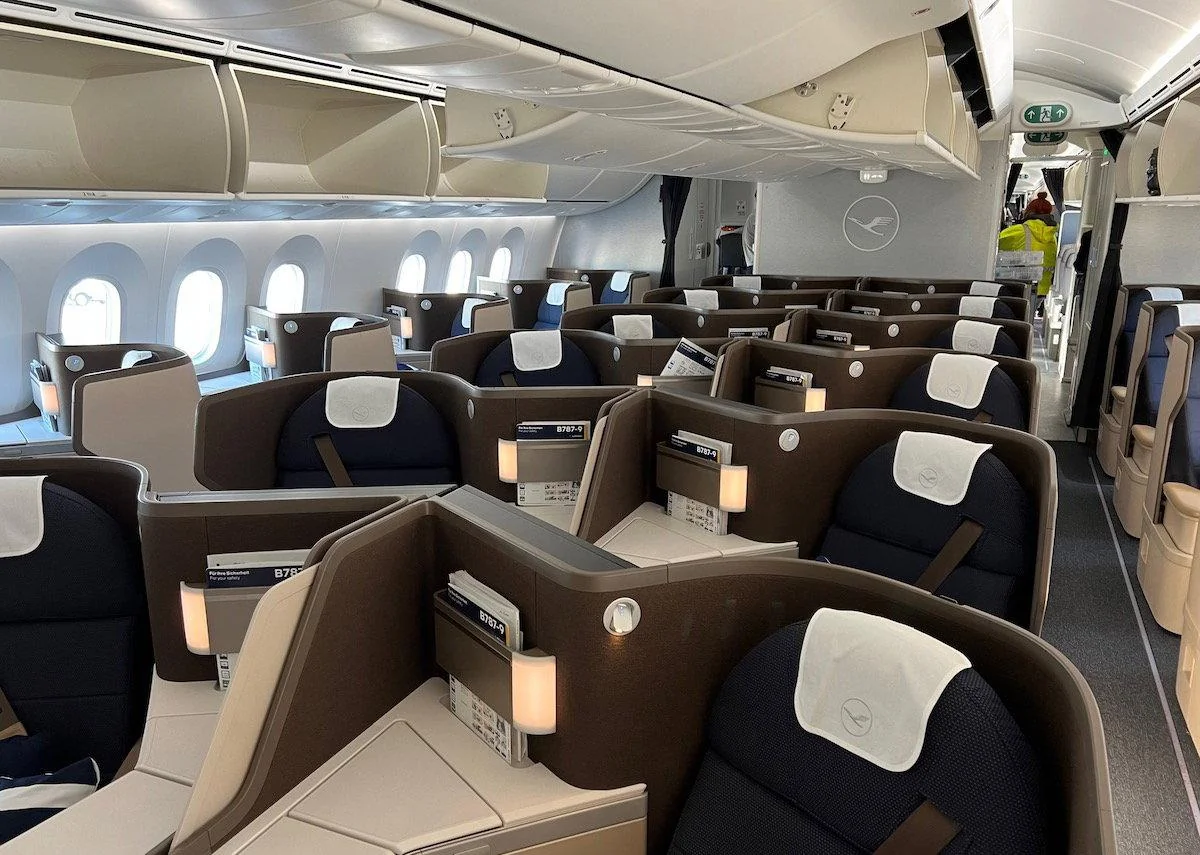 Салон бизнес-класса Boeing 787-9 Lufthansa, кресла в шахматном порядке