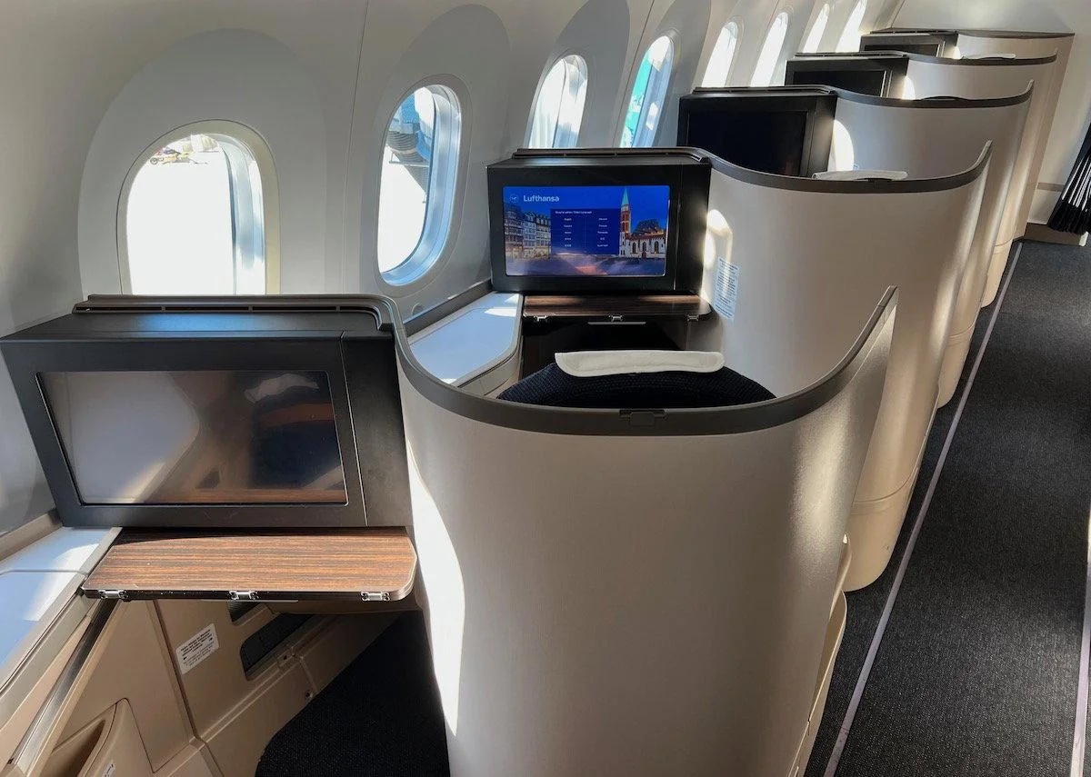 Экран и столик у кресла бизнес-класса Boeing 787-9
