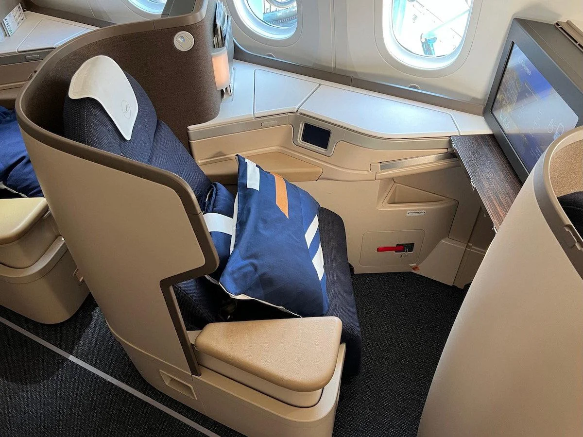 Кресло бизнес-класса с перегородкой, Boeing 787-9 Lufthansa