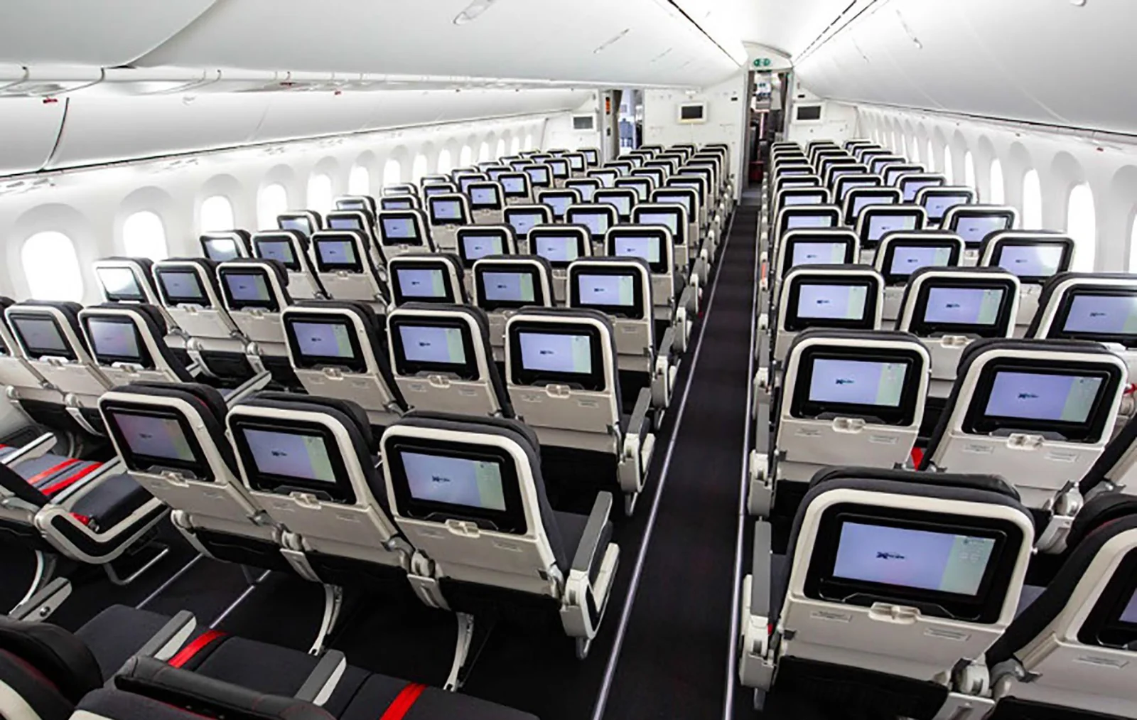 Эконом-класс Boeing 787-9 Turkish Airlines: посадка 3-3-3 и экраны в спинках