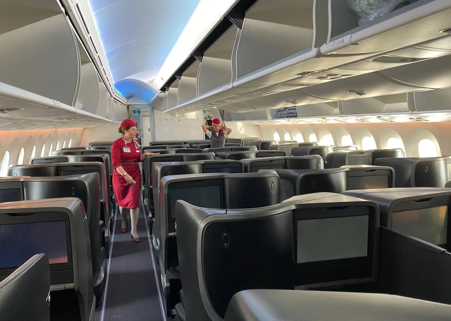 Салон бизнес-класса Boeing 787-9 с бортпроводниками в проходе