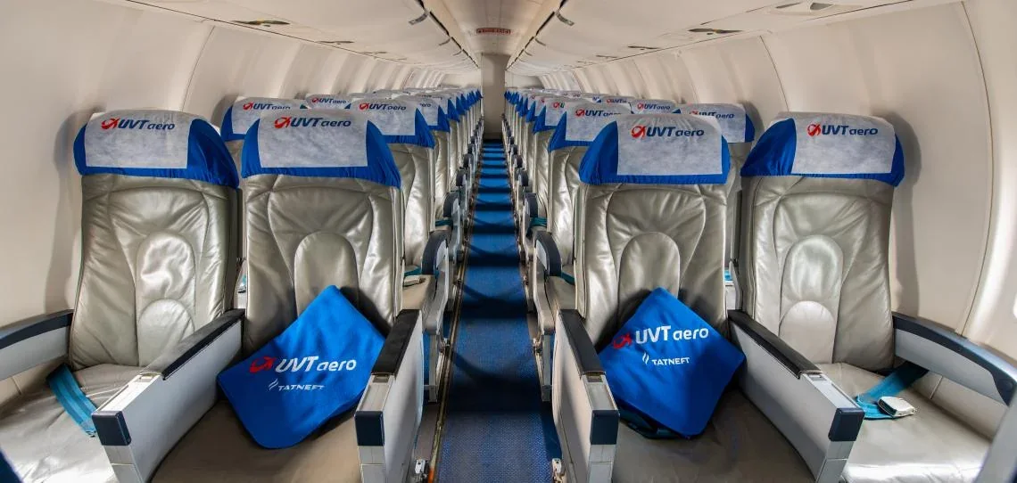 Проход CRJ-200 «ЮВТ Аэро» от хвоста к носу: ряды 2-2, низкие полки над креслами