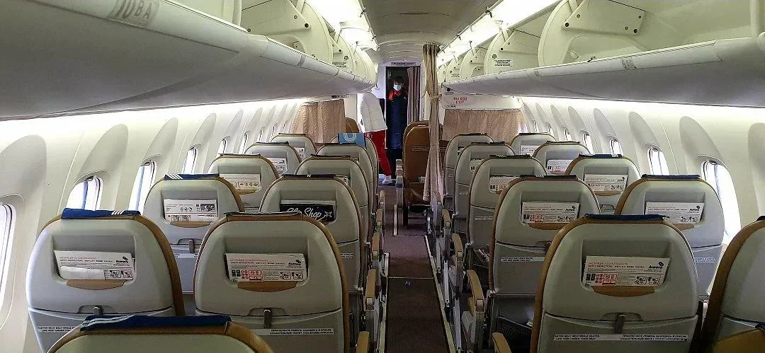Салон Bombardier DHC 8-Q200 «Авроры»: ряды по два кресла с каждой стороны прохода