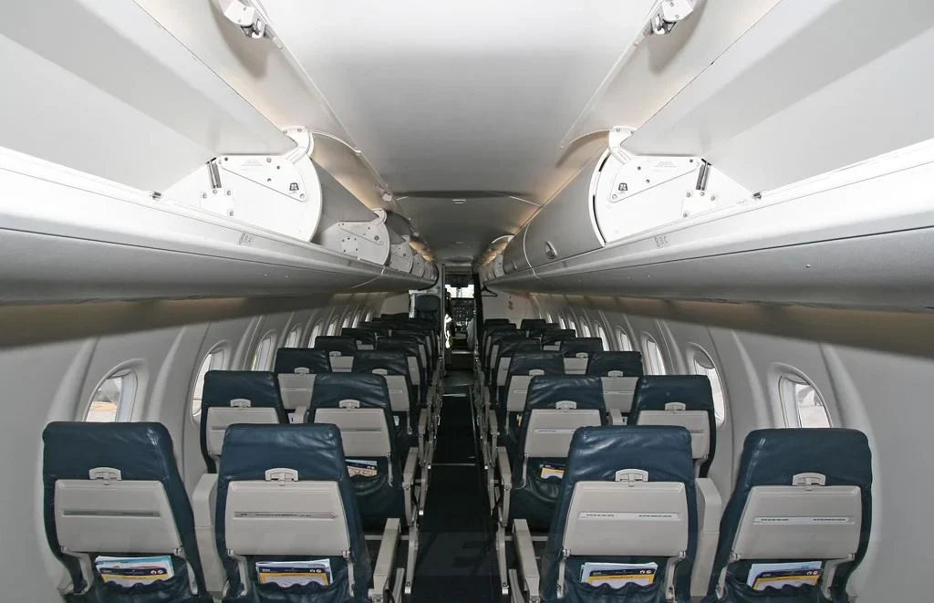 Салон Bombardier DHC 8-Q300 «Авроры»: ряды по два кресла с каждой стороны прохода