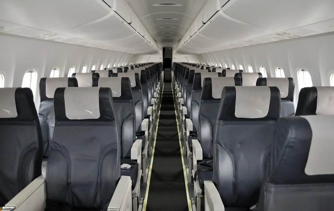 Проход в салоне DHC 8-Q300: один проход между блоками по два кресла