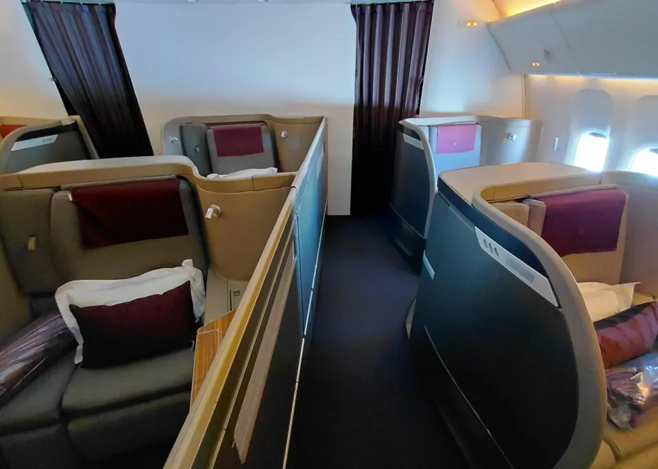 Кабина Qsuite с подушкой и открытой дверкой в проход