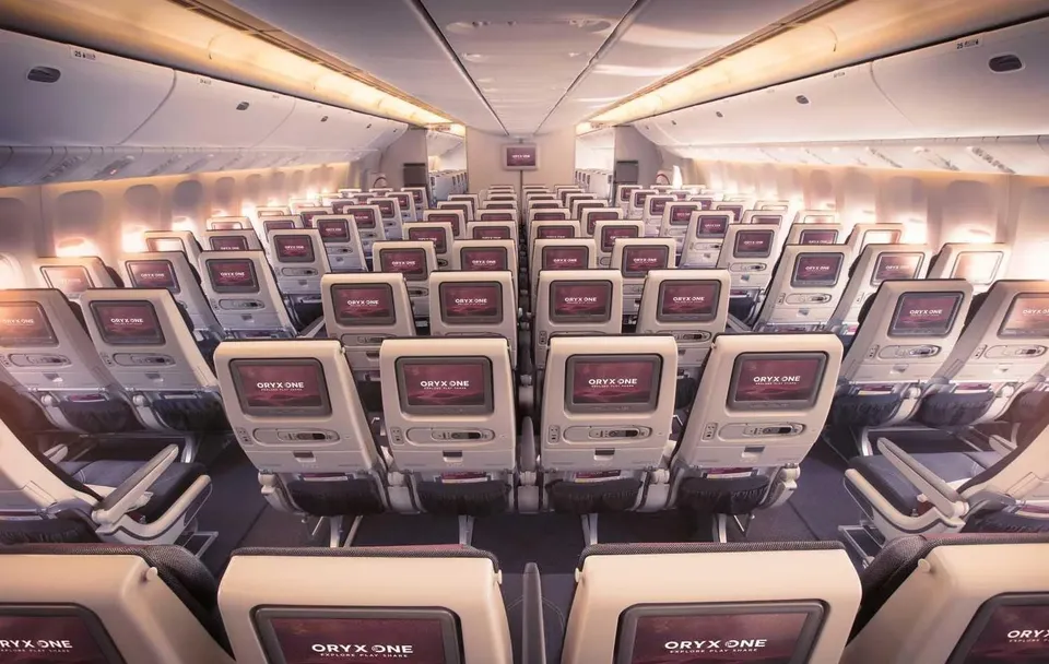 Эконом Boeing 777-300ER Qatar Airways: ряды 3-4-3 с экранами в каждой спинке