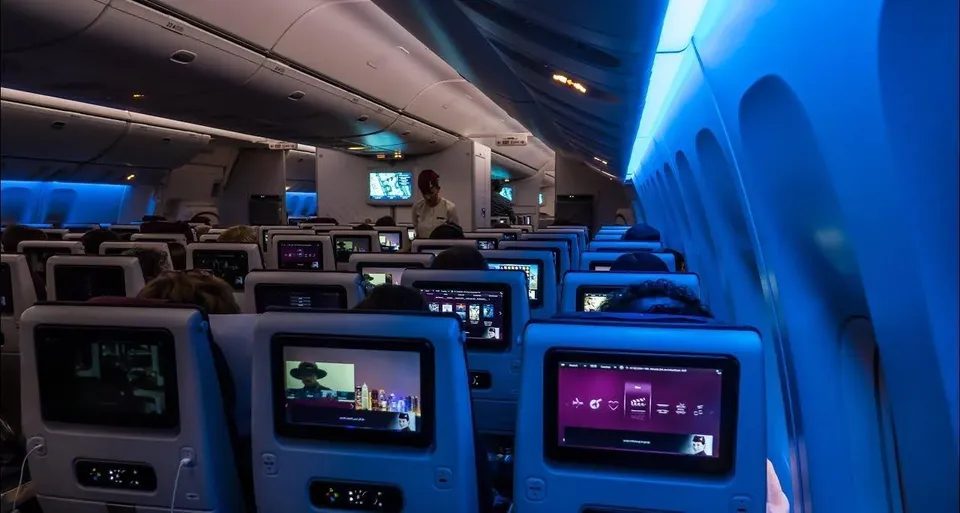 Эконом Boeing 777-300ER Qatar Airways в синей ночной подсветке