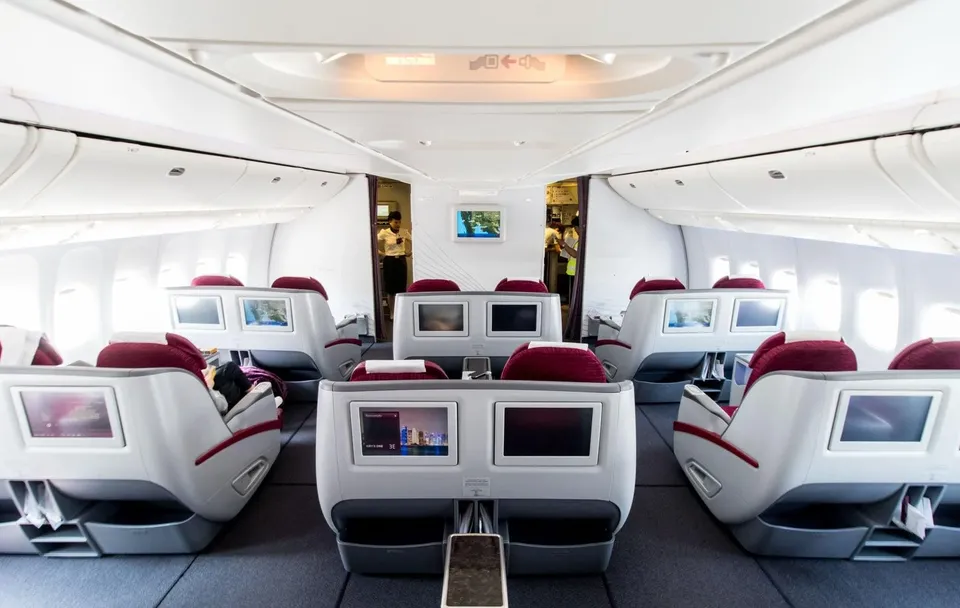 Салон открытого бизнеса 2-2-2 Boeing 777-300ER Qatar Airways, вид из хвоста класса