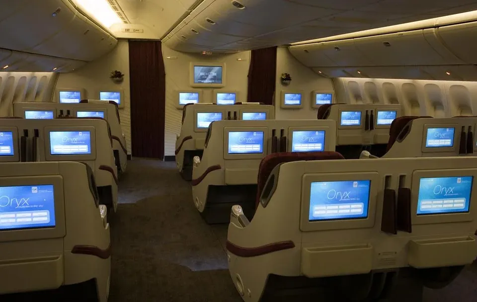 Экраны в спинках кресел бизнеса 2-2-2 на 777-300ER Qatar Airways
