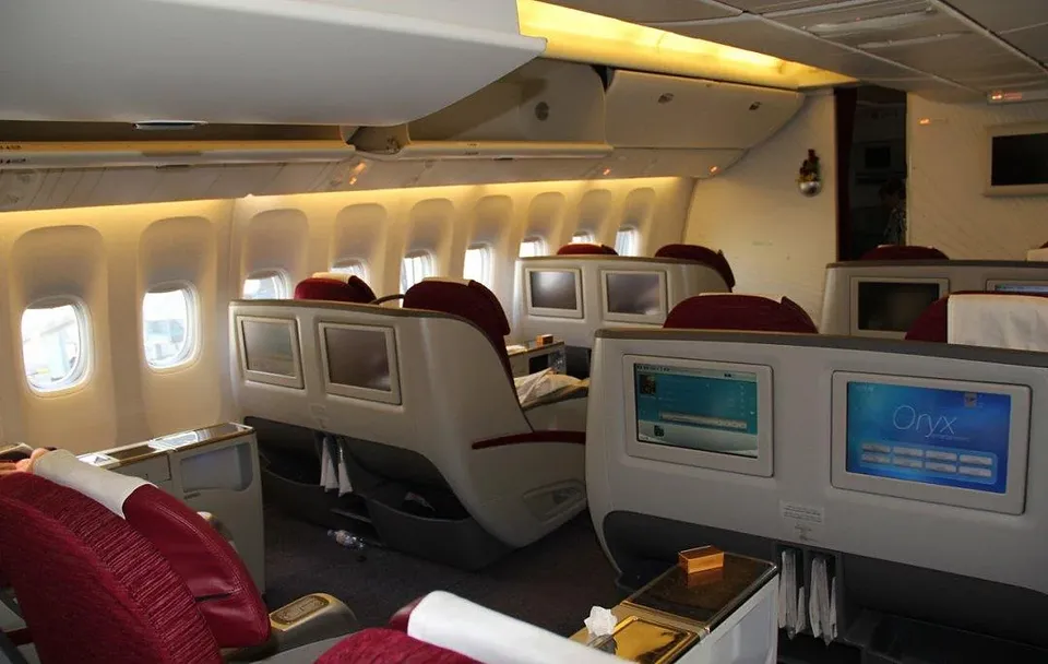 Кресла бизнеса 2-2-2 у окон Boeing 777-300ER Qatar Airways
