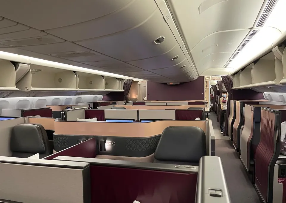Бизнес Qsuite Boeing 777-300ER, вид вдоль салона из передней кабины