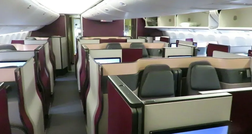 Кабины Qsuite у левого прохода на 777-300ER Qatar Airways