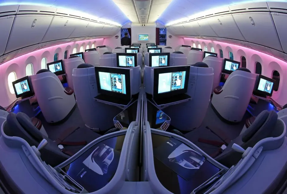 Бизнес 1-2-1 Boeing 787-8 Qatar Airways: кресла-коконы с экранами, вид вдоль салона