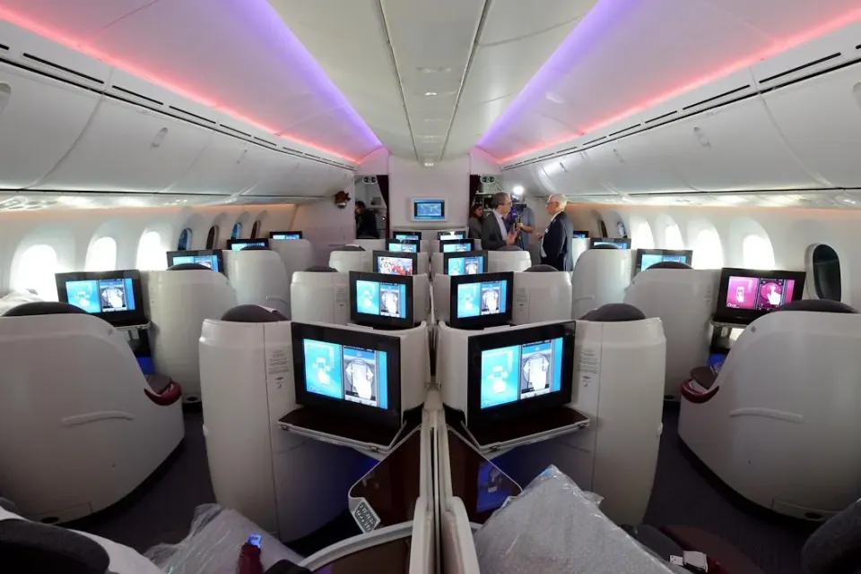 Салон бизнеса Boeing 787-8 Qatar Airways: пара кресел в центре и одиночные у окон