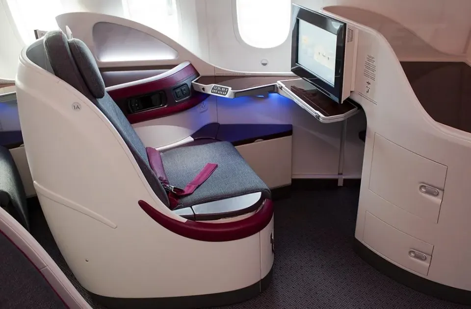Кресло бизнеса 1A на Boeing 787-8 Qatar Airways с экраном на кронштейне