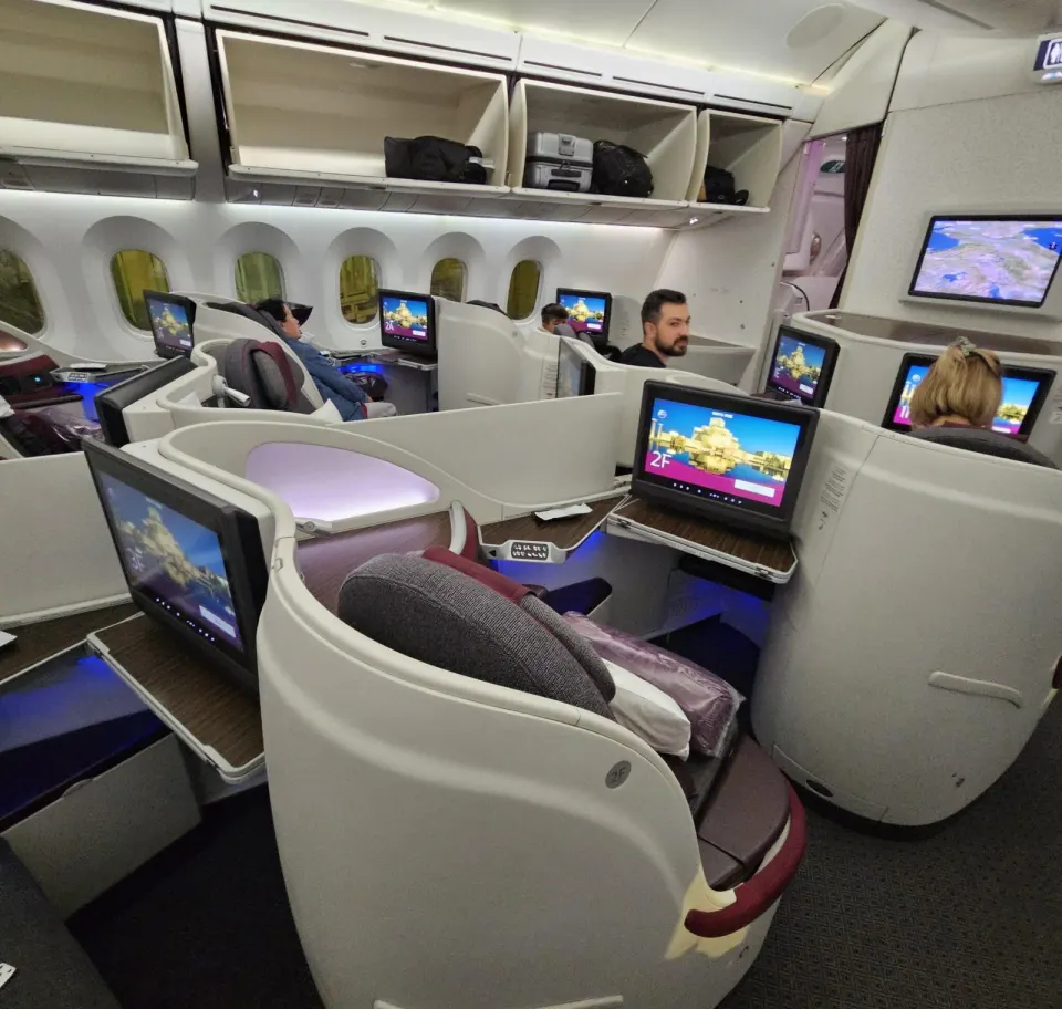 Бизнес Boeing 787-8 Qatar Airways в полёте: экраны и кресла, развёрнутые к проходу