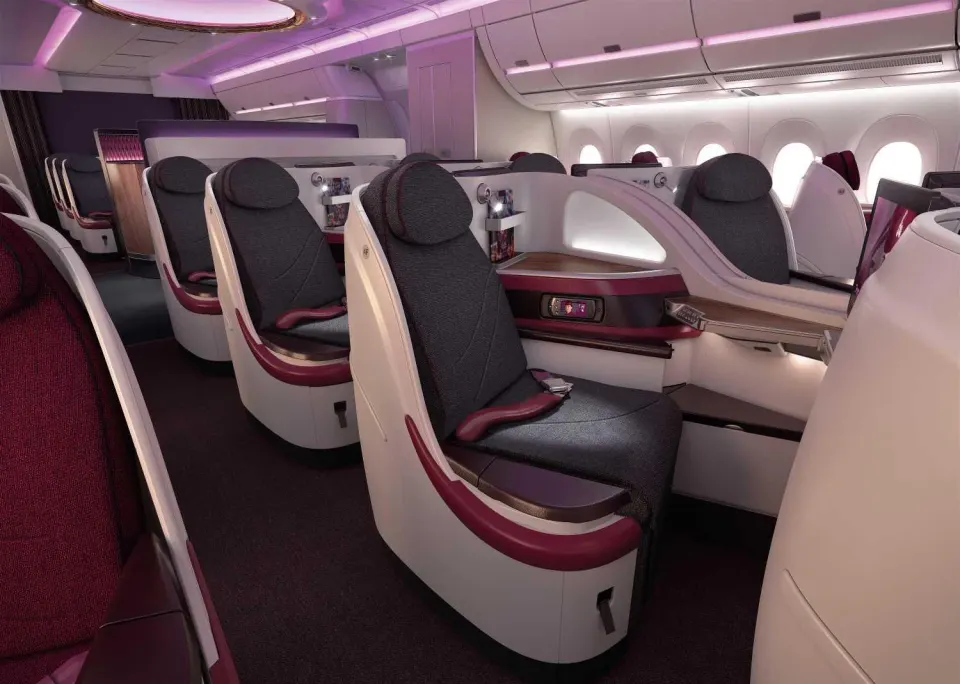 Бизнес 2-2-2 Boeing 787-8 Qatar Airways: кресла парами с бордовыми бортиками