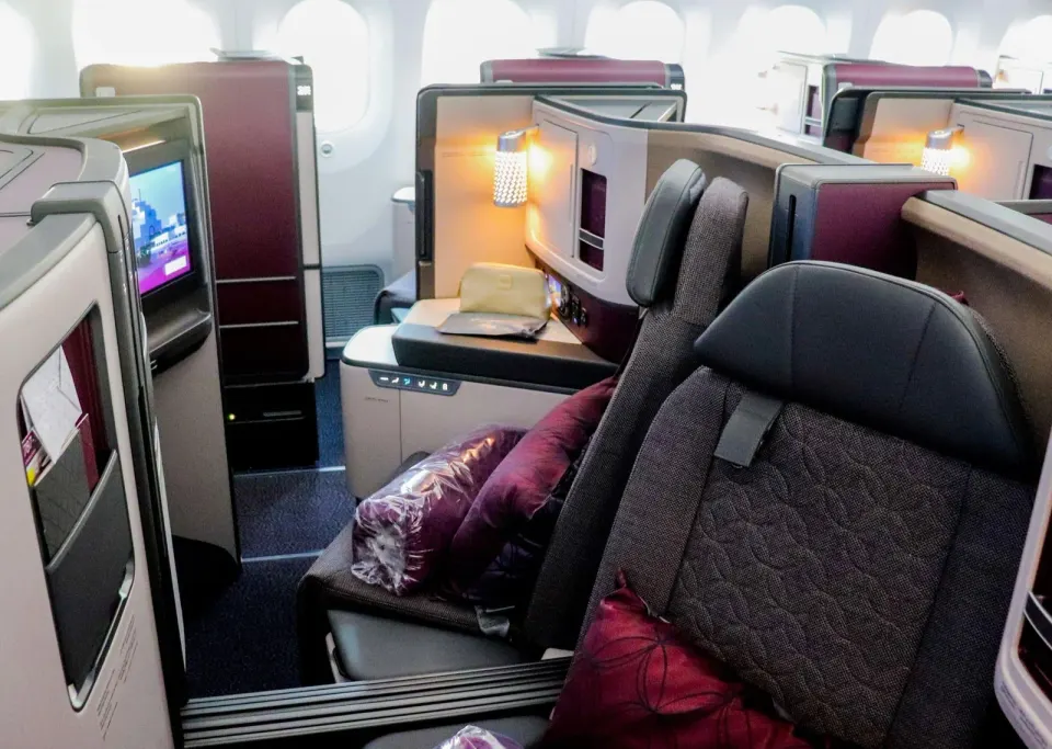 Место в бизнесе 2-2-2 Boeing 787-8 Qatar Airways: лампа, экран и подушки