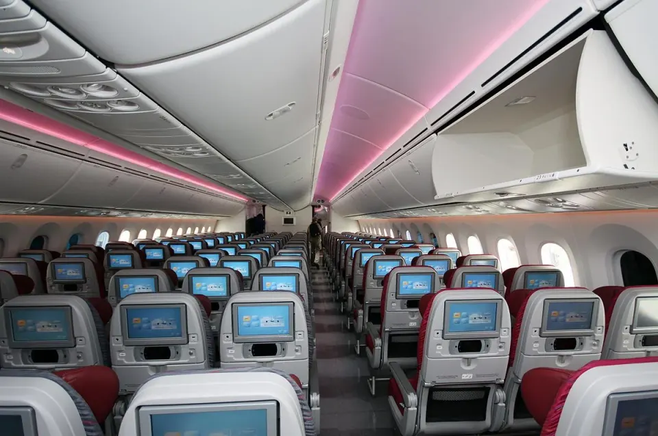 Эконом Boeing 787-8 Qatar Airways: тройки кресел с экранами, вид вдоль салона
