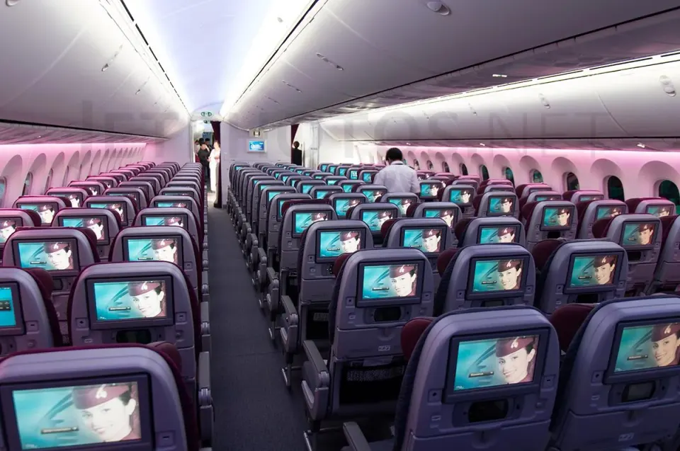 Эконом-класс Boeing 787-8 Qatar Airways от хвоста к носу, проходы между тройками