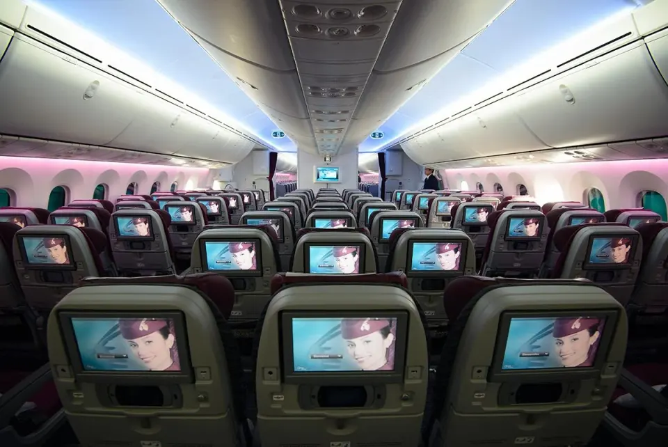 Экраны в спинках кресел эконома Boeing 787-8 Qatar Airways