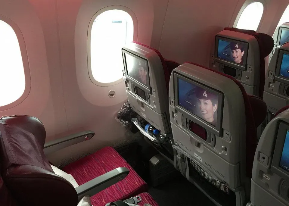 Кресло эконома у окна Boeing 787-8 Qatar Airways и экран в спинке впереди