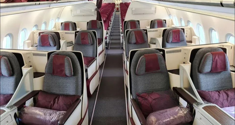 Проход бизнеса Qatar Airways A320 с отдельными креслами по обе стороны