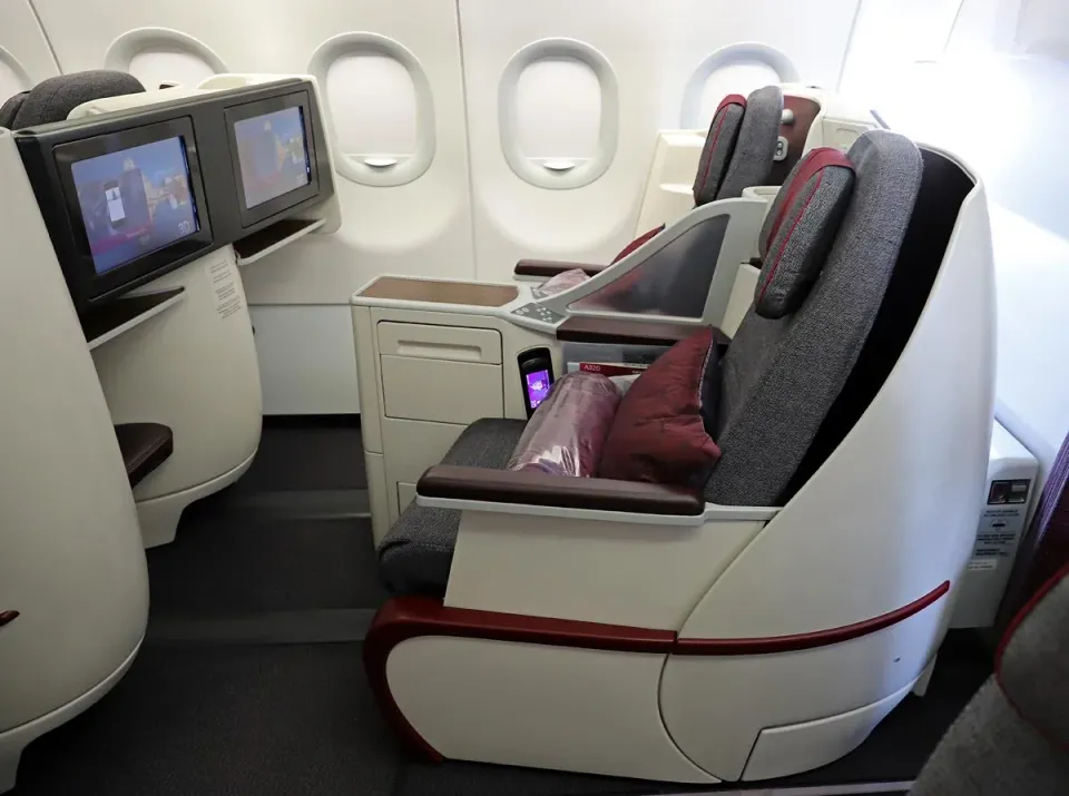 Кресло бизнеса A320 Qatar Airways с экраном и подставкой для ног