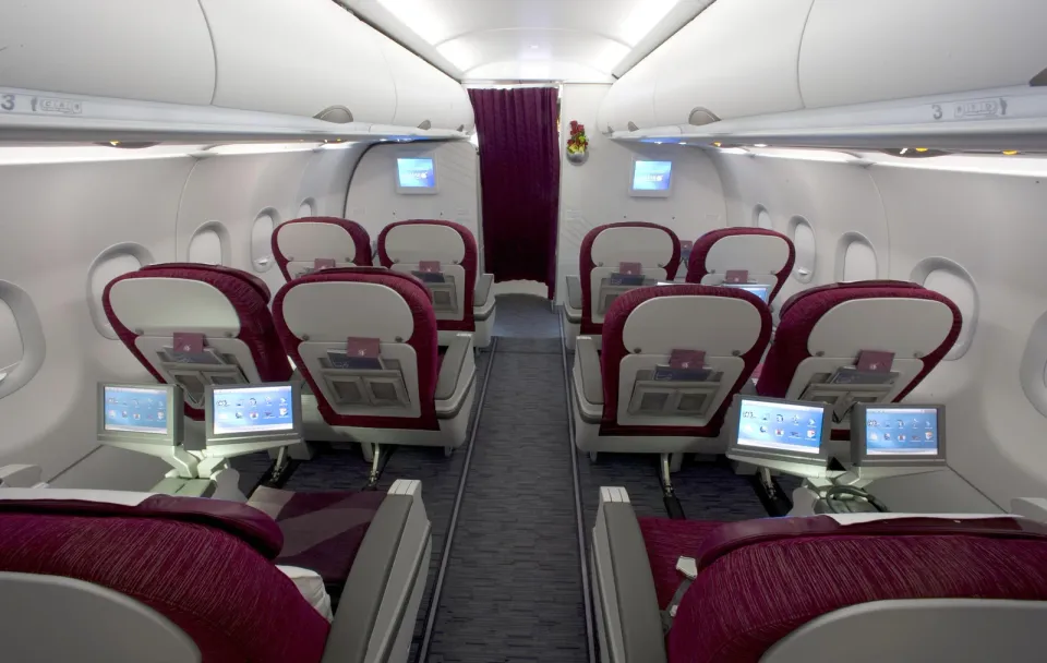 Бизнес 2-2 в A320 Qatar Airways: бордовые кресла и занавес к эконому
