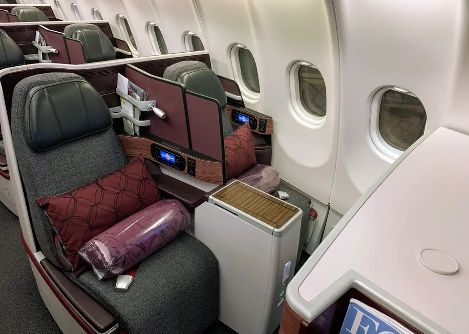 Бизнес Qatar Airways: пара кресел у окон, соседнее место сдвинуто вперёд
