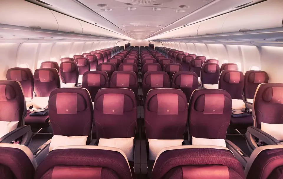 Эконом Qatar Airways 2-4-2: пары у окон и четыре кресла в центре, подушки на сиденьях