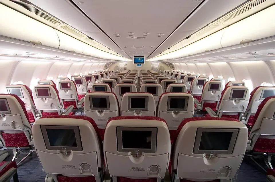 Пустой эконом Qatar Airways 2-4-2, вид вдоль салона к хвосту