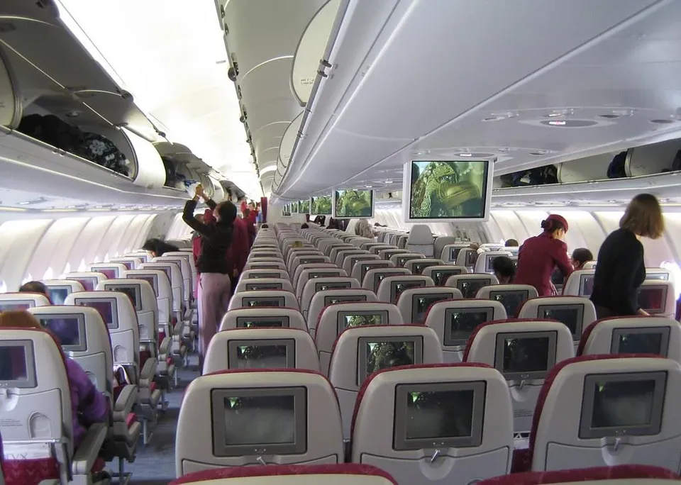 Посадка в эконом Qatar Airways: два прохода, экраны в спинках