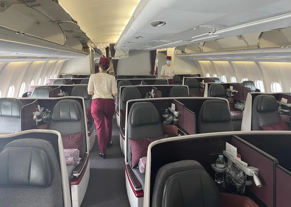 Кресло бизнеса A330-300 у окна с экраном и столиком