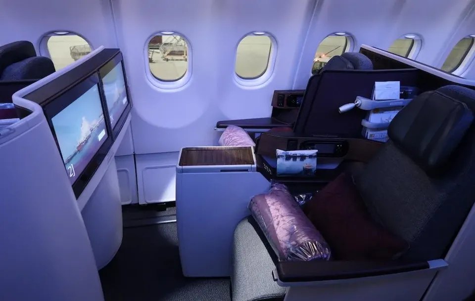 Проход между креслами бизнеса A330-300 Qatar Airways