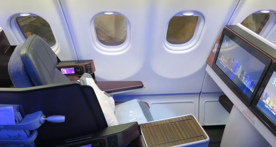 Кресло бизнеса A330-300 Qatar Airways у иллюминатора