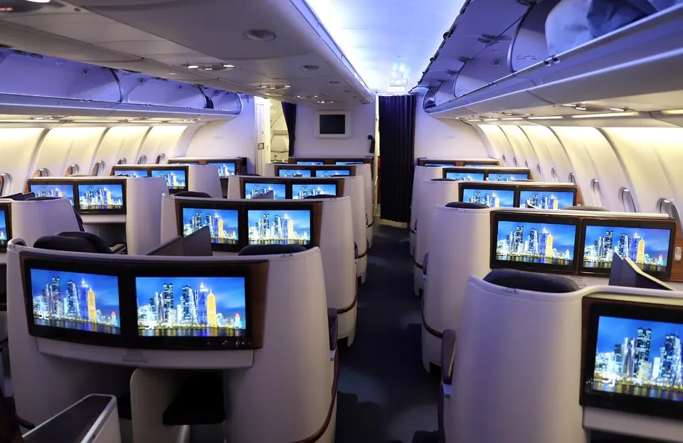 Бизнес A330-300 Qatar Airways: пары кресел с двумя экранами в каждой
