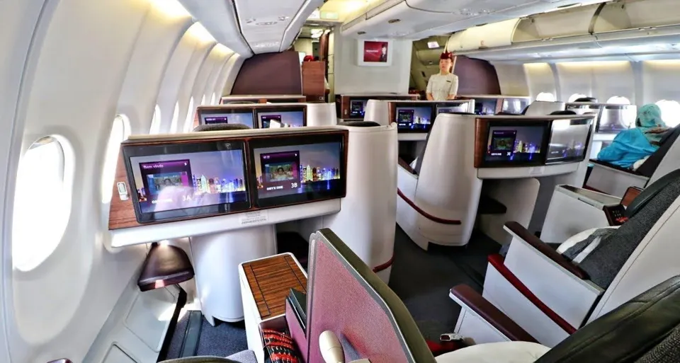 Кресла бизнеса A330-300 Qatar Airways у окна и в центре, экраны в перегородках