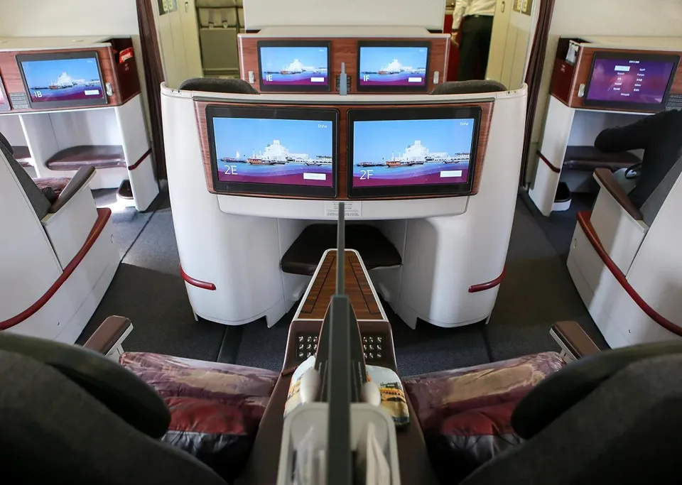 Пара кресел бизнеса в центре салона A330-300 с двумя экранами