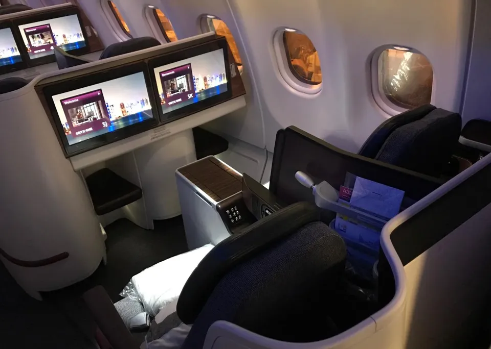 Кресло бизнеса у окна A330-300 Qatar Airways с экраном напротив