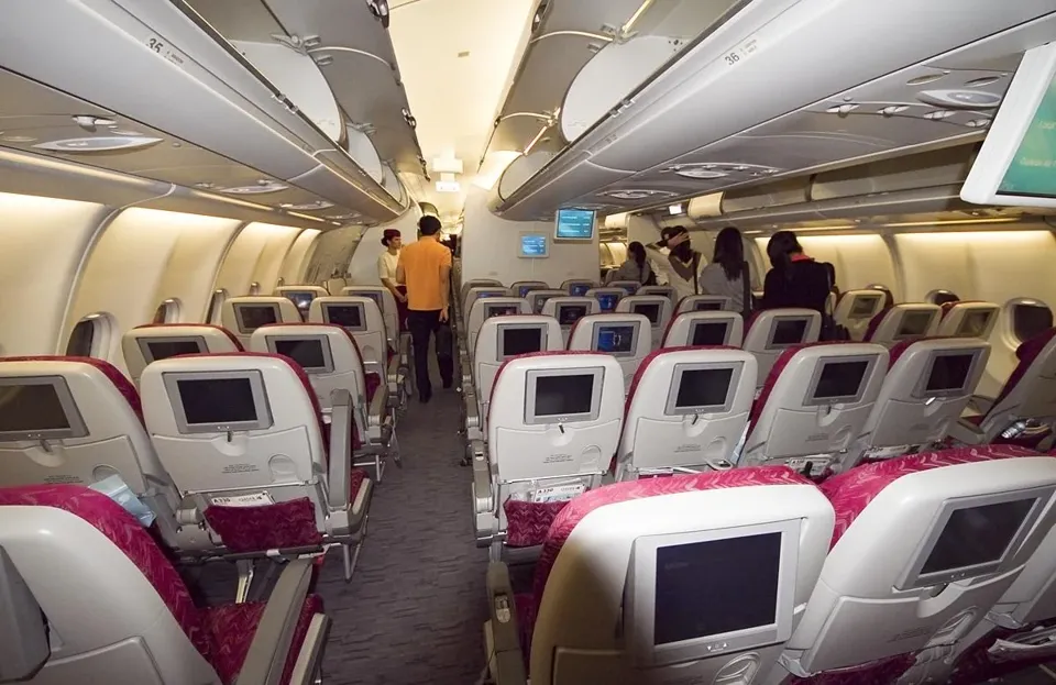 Эконом A330-300 Qatar Airways: пары у окон и четыре кресла в центре