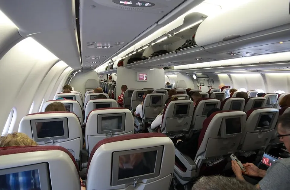Ряды эконома A330-300 Qatar Airways, вид вдоль прохода