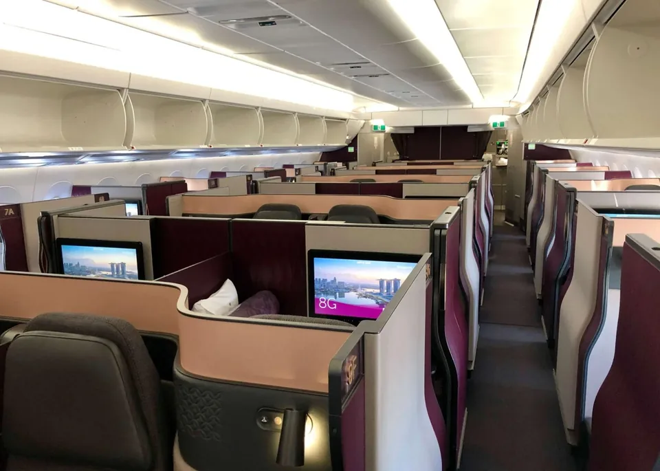 Салон бизнеса Qsuite на Airbus A350-1000 Qatar Airways: кабины с перегородками вдоль прохода