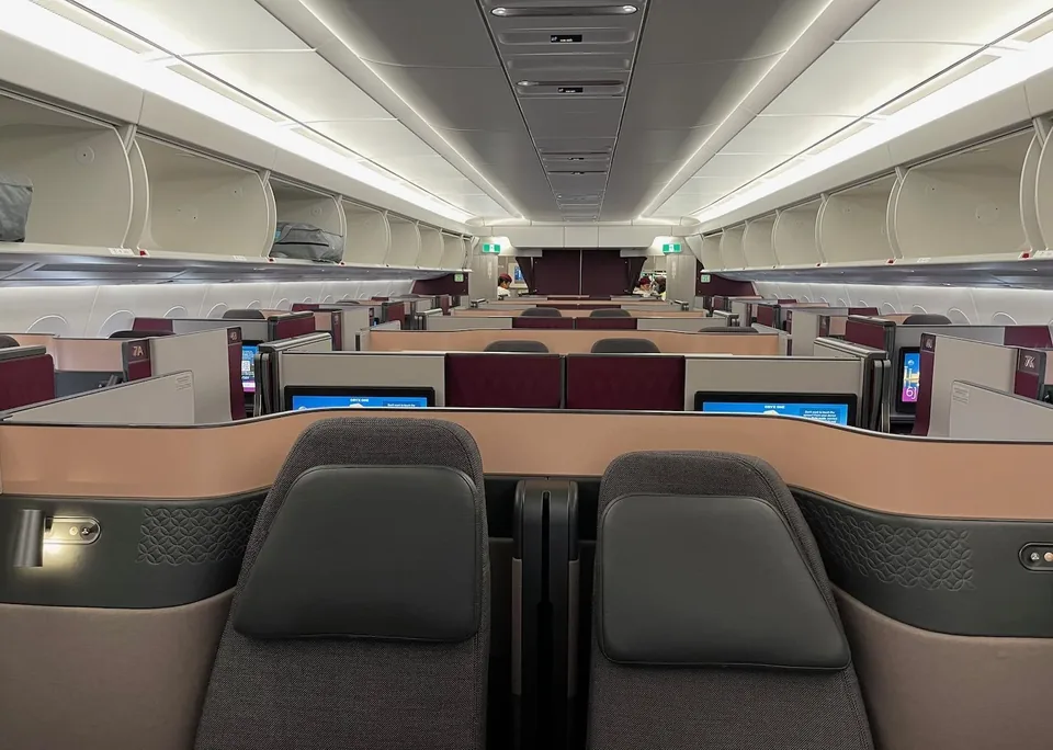 Две центральные кабины Qsuite A350-1000 Qatar Airways, вид из прохода